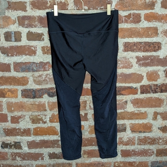 Under Armour Medium Black HEATGEAR Compression Capri Leggings w/‎ Mesh Panels - Picture 2 of 7